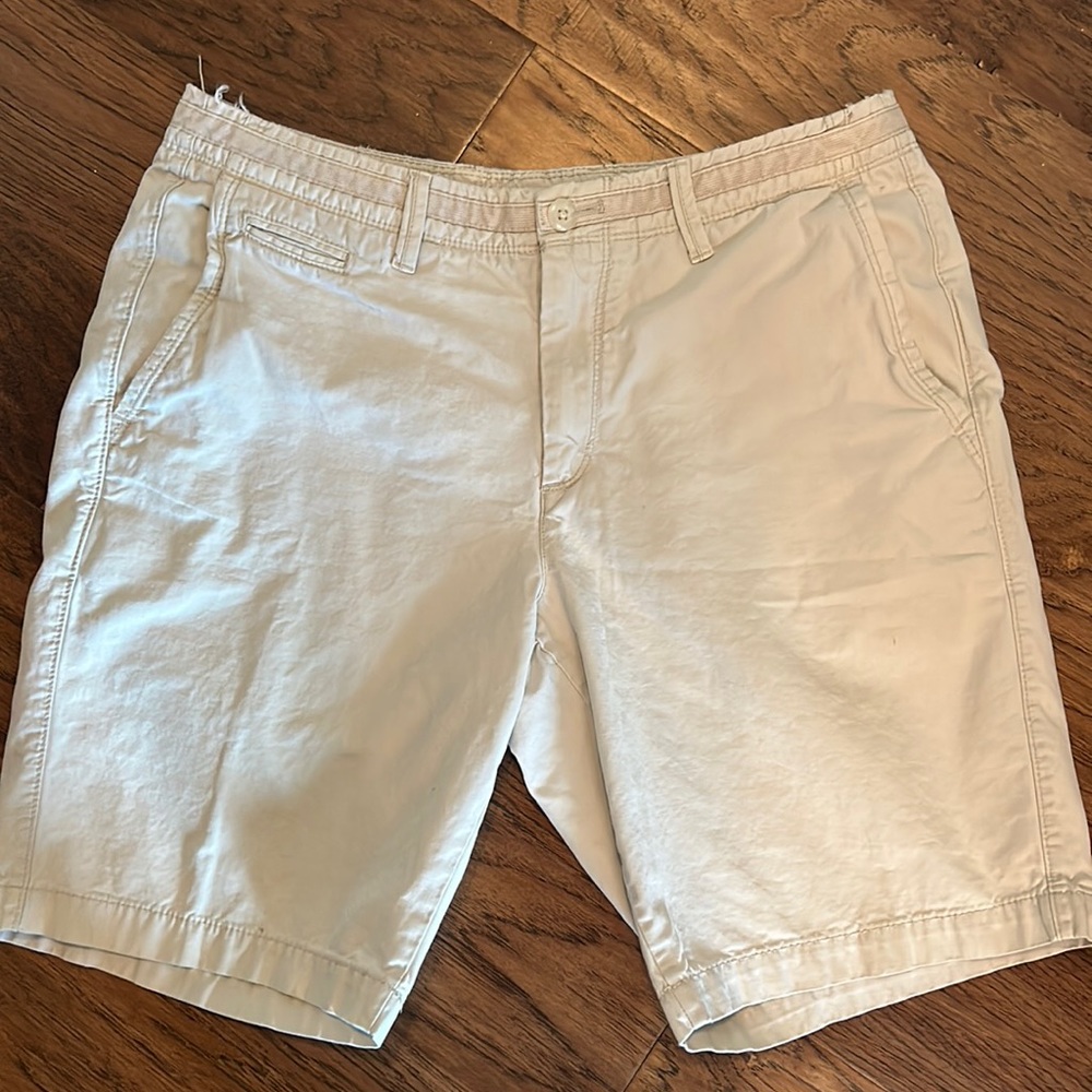 Mens. GAP khaki shorts